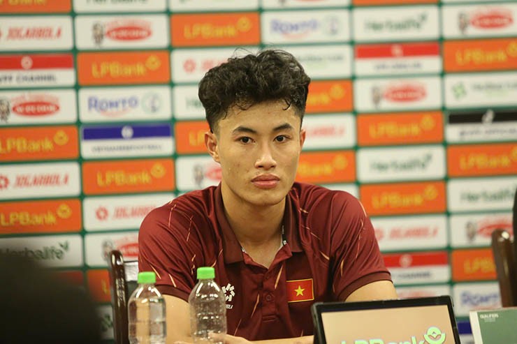 Họp báo U23 Việt Nam đấu U23 Singapore: HLV Kim Sang Sik tự hào về chiến thắng - 1
