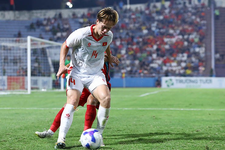 Trực tiếp bóng đá U23 Việt Nam - U23 Singapore: Đội khách chỉ còn 10 người, chấp nhận thất bại (Hết giờ) - 3