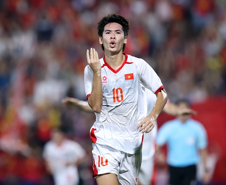 Lê Văn Thuận ăn mừng bàn thắng vào lưới U23 Singapore.