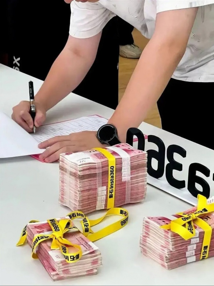 Các nhân viên giảm cân thành công đang ký nhận thưởng từ công ty. Ảnh: Handout