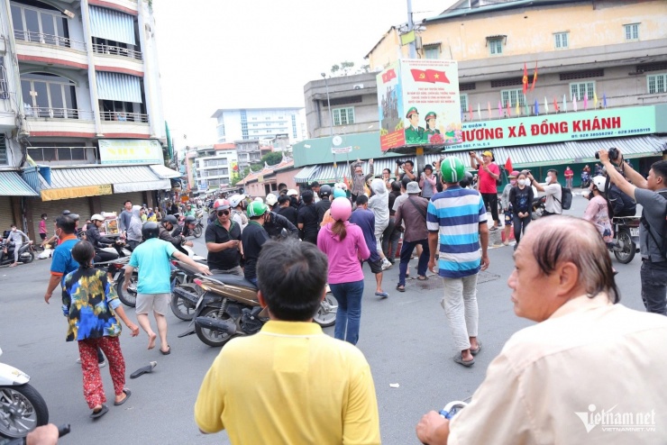 Việc giành giật tiền trên đường phố gây mất an toàn giao thông và mất an ninh.&nbsp;
