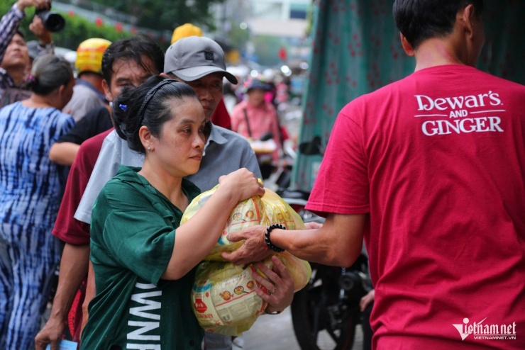 Các phần quà phát cho người có hoàn cảnh khó khăn thông qua phiếu nhận quà gồm gạo, đường, muối, dầu ăn.