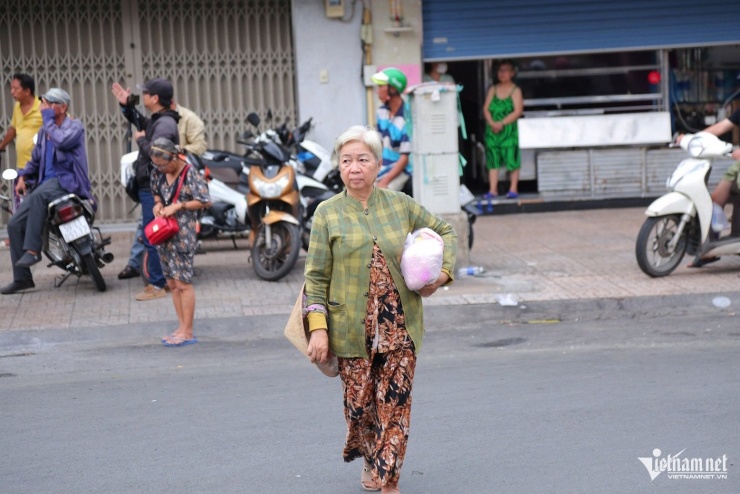 Các phần quà được gửi đến những người dân khó khăn quanh khu vực. Việc các gia đình chuyển sang những hình thức phát lộc như tặng quà, lì xì trực tiếp góp phần đảm bảo an toàn giao thông, an ninh và giữ gìn nét đẹp văn hóa truyền thống.