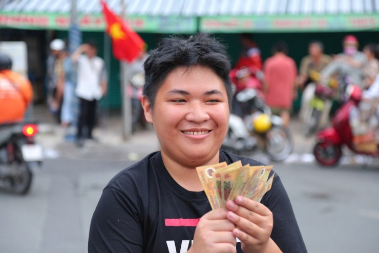 Anh Khôi (21 tuổi, phường Chợ Lớn) cho biết đã kiếm được khoảng 60.000 đồng chỉ sau vài phút chen lấn.