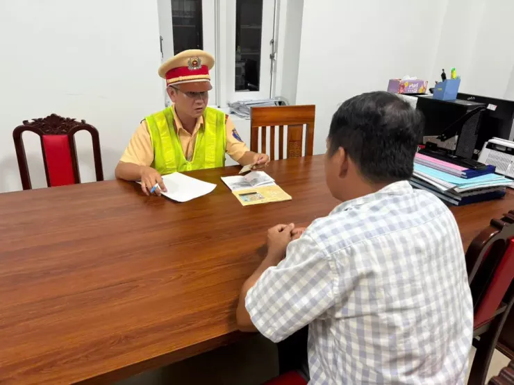 CSGT làm việc với ông NVT (41 tuổi, ngụ phường Bình Dương, TP.HCM). Ảnh: CA