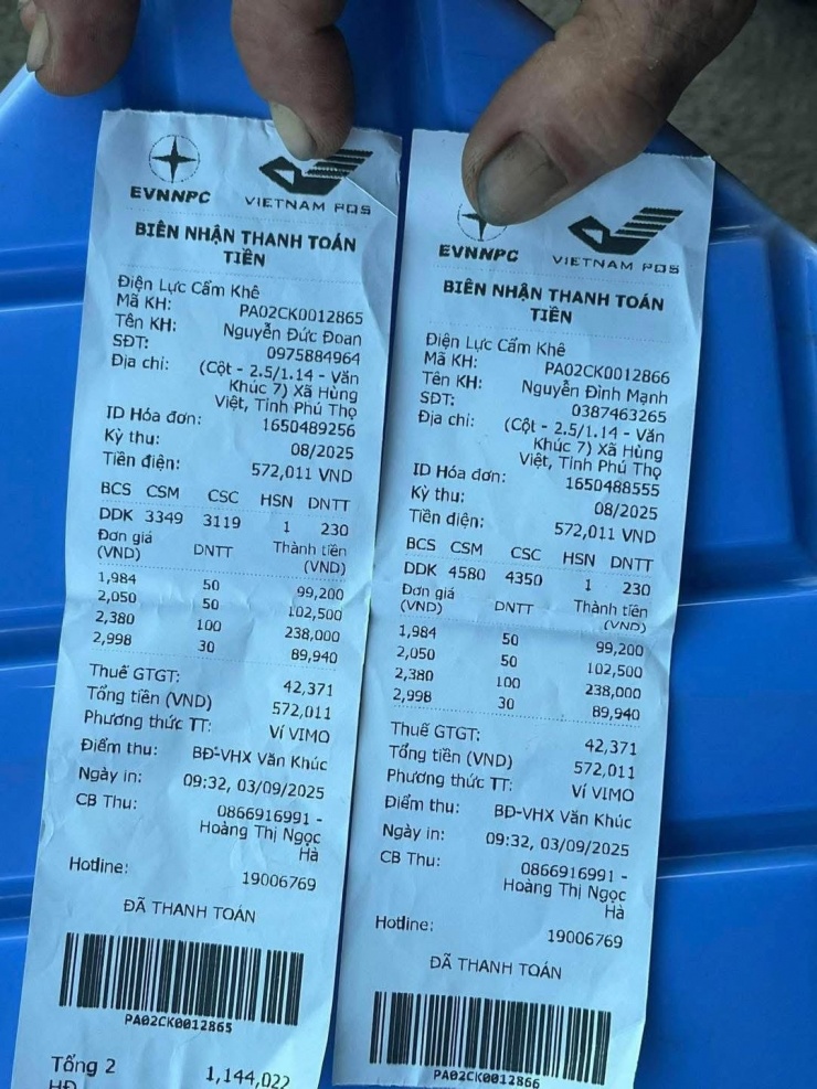 Hai hoá đơn điện tại xã Hùng Việt khiến dư luận cho rằng "nhân bản" hoá đơn điện. Ảnh: NVCC