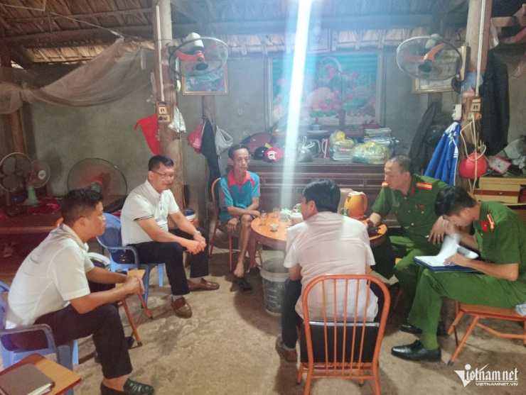 UBND xã và Công an xã Hùng Việt phối hợp xác minh, kiểm tra hoá đơn tiền điện. Ảnh: Mạnh Cường