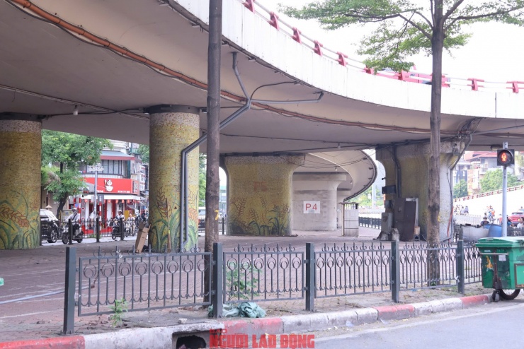 Bãi giữ xe dưới gầm cầu Chương Dương (phía nội thành), đơn vị trông giữ phương tiện là Công ty Cổ phần Đồng Xuân ra thông báo bãi xe tạm dừng hoạt động và đến chiều 6-9 không còn chiếc xe nào ở khu vực này. Ảnh: Hải Anh