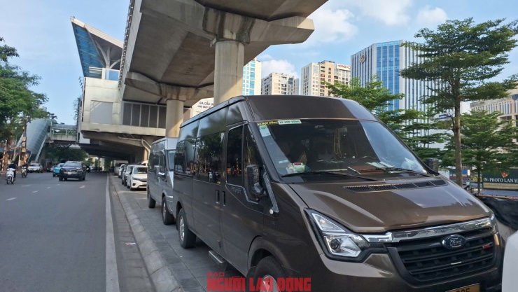 Chiều 6-9, khu vực dưới chân cầu vượt đường Láng - Cầu Giấy và khu vực dưới gầm nhà ga S8 của dự án đường sắt đô thị Nhổn - ga Hà Nội, những xe ô tô, xe máy vẫn được trông giữ hoặc để dưới gầm cầu cạn. Ảnh: Hải Anh