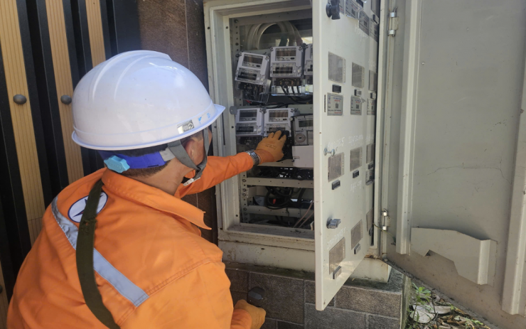 Các khách hàng phản ánh có hoá đơn điện tháng 8 tăng cao được công ty điện lực kiểm tra, xác minh. Ảnh minh hoạ: EVNNPC.