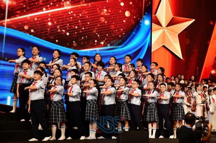 Học sinh Trường THCS và THPT Nguyễn Siêu tham gia văn nghệ chào mừng tại lễ khai giảng của Bộ GD&ĐT.