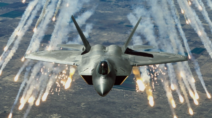 F-22 Raptor - Tầm bay: 1.839 dặm (2.960 km) - Tốc độ tối đa: Mach 2.25 (2.414 km/h) - Vũ khí: Tên lửa AIM-120 AMRAAM, AIM-9 Sidewinder, JDAM. (Ảnh: 19fortyfive)