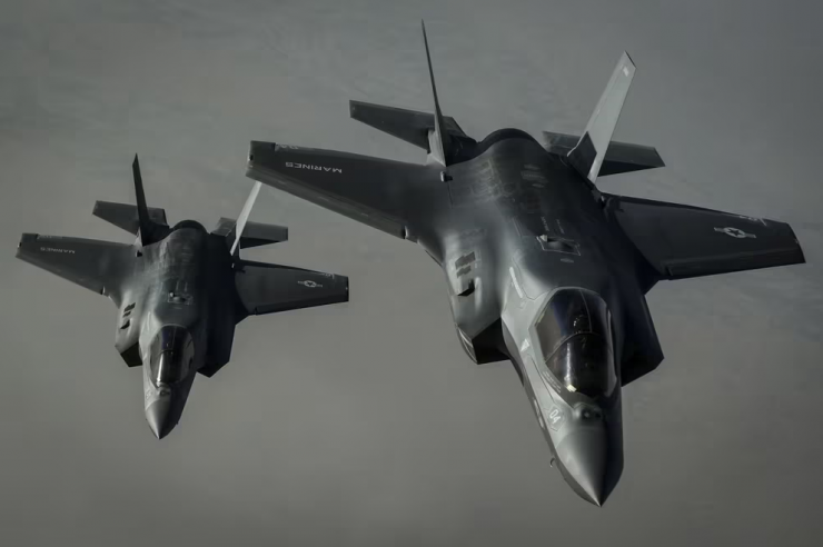 F-35 Lightning II - Tầm bay: 1.380 dặm (2.220 km) - Tốc độ tối đa: Mach 1.6 (1.975 km/h) - Vũ khí: Tên lửa AIM-120, AIM-9X, GBU-12, AGM-158. (Ảnh: Warrior Lodge)
