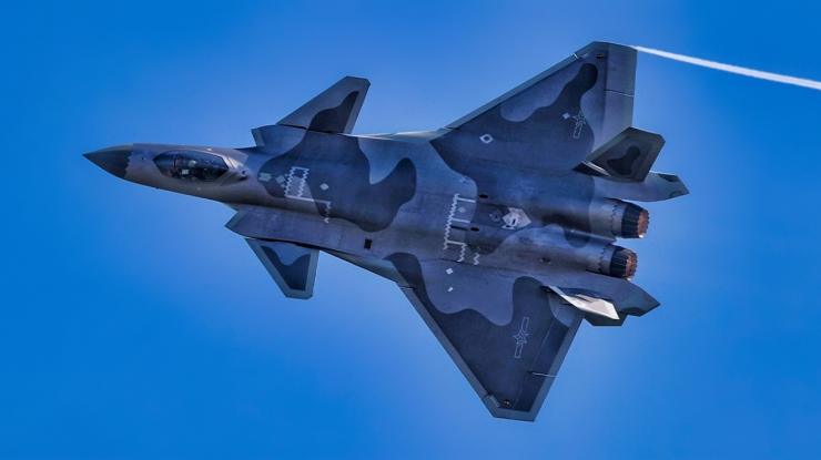 J-20 Mighty Dragon - Tầm bay: 2.000 dặm (3.200 km) - Tốc độ tối đa: Mach 2.0 (2.470 km/h) - Vũ khí: Tên lửa PL-15, PL-10, KD-88, YJ-91. (Ảnh: National Security Journal)
