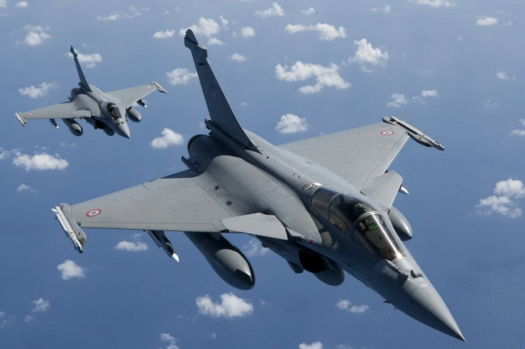 Dassault Rafale - Tầm bay: 2.000 dặm (3.700 km) - Tốc độ tối đa: Mach 1.8 (2.222 km/h) - Vũ khí: Tên lửa MICA, SCALP-EG, Exocet, ASMP-A. (Ảnh: Dassault Aviation)