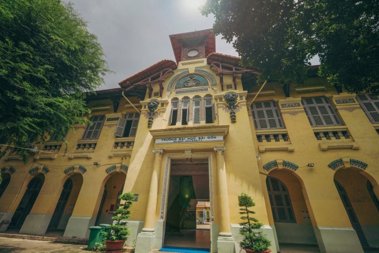 Ghé thăm trường đại học duy nhất có tòa nhà cổ gần 120 năm tuổi ở TPHCM - 13