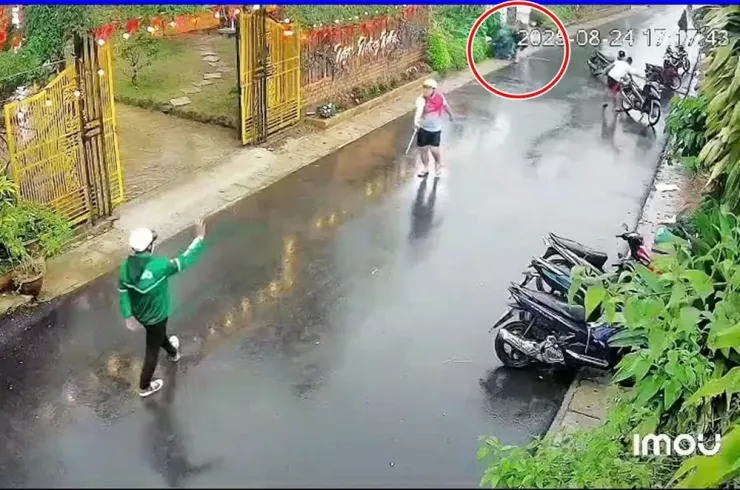 Trong lúc chị H bị hành hung (vòng tròn đỏ) người mặc áo grab vào can ngăn đã bị thanh niên cầm hung khí đuổi theo đe dọa.