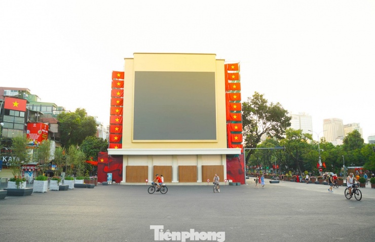 Ngỡ ngàng trước diện mạo mới của Quảng trường Đông Kinh Nghĩa Thục - 2