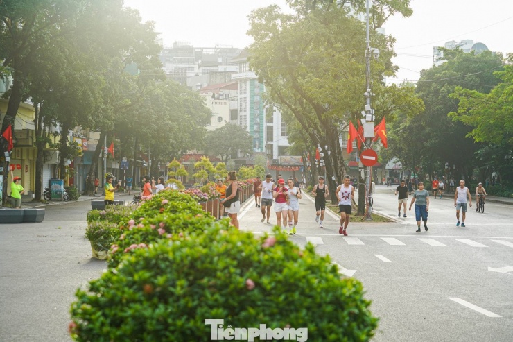 Ngỡ ngàng trước diện mạo mới của Quảng trường Đông Kinh Nghĩa Thục - 6