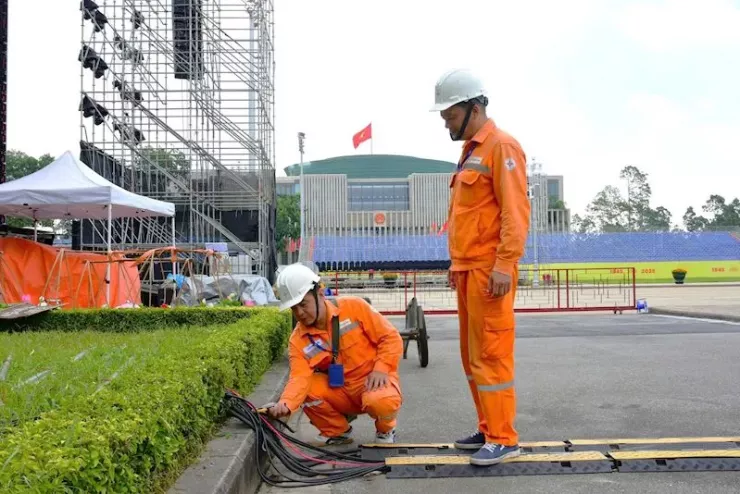 Nhân viên điện lực Hà Nội kiểm tra tình trạng vận hành hệ thống điện tại Quảng trường Ba Đình. Ảnh: EVNHANOI