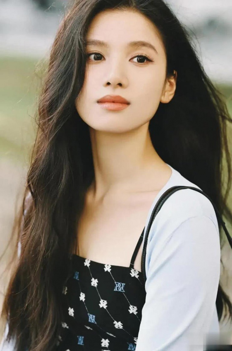 Trương Tịnh Nghi: 'Ngoại hình xinh đẹp, khí chất xuất chúng cùng gu thời trang cá tính độc đáo' - 5