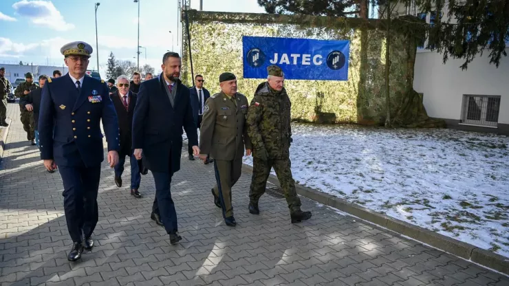 Giới chức NATO và Ukraine trong lễ khánh thành Trung tâm Phân tích, Huấn luyện và Giáo dục chung NATO-Ukraine (JATEC) ngày 17-2. Ảnh: NATO