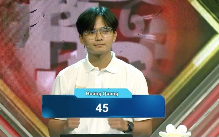 Nam sinh xứ Thanh ở vị trí thứ ba đoàn đua sau phần thi Khởi động.