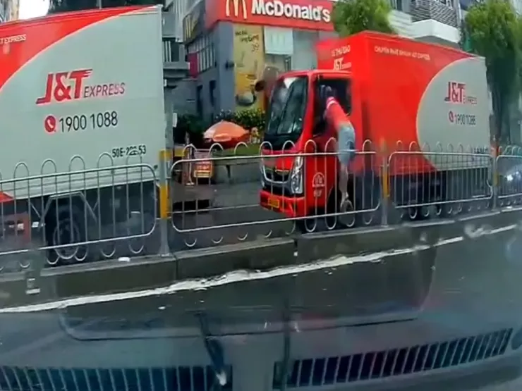 Công an phường Khánh Hội đang truy xét người đàn ông liên quan trong vụ việc. Ảnh cắt từ clip