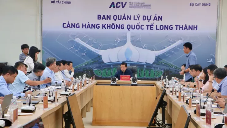 Đại diện các đơn vị báo cáo tiến độ xây dựng. Ảnh: VH. Đại diện các đơn vị báo cáo tiến độ xây dựng. Ảnh: VH.