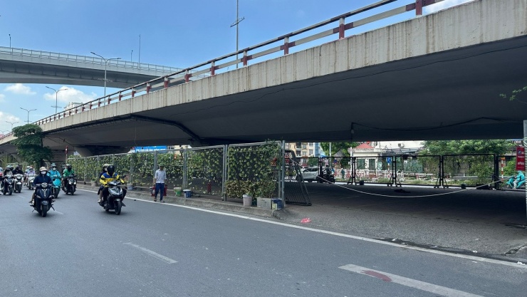 Tại bãi xe gầm cầu vượt ngã tư Vọng (phường Bạch Mai, Hà Nội), toàn bộ phương tiện cũng đã được di dời.