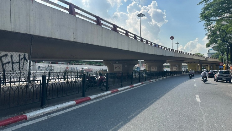 Ngày 7/9, theo ghi nhận của PV Tiền Phong , tại gầm cầu Chương Dương - nơi vốn trông giữ hàng trăm xe máy mỗi ngày cuối tuần để phục vụ phố đi bộ, hiện tại đã vắng bóng phương tiện.