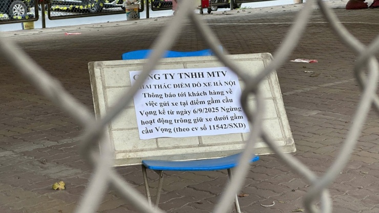 Phía bên trong hàng rào, Công ty TNHH MTV Khai thác điểm đỗ xe Hà Nội đã có biển ngừng hoạt động từ ngày 6/9.