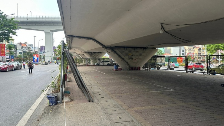 Trước đó, vào ngày 4/9, Sở Xây dựng giao Ban Duy tu các công trình hạ tầng giao thông phối hợp các đơn vị kiểm tra toàn bộ việc quản lý, sử dụng hành lang an toàn đường bộ. Những trường hợp lấn chiếm, sử dụng trái phép phải được xử lý kịp thời. Các đơn vị chịu trách nhiệm nếu để tồn tại và phải báo cáo kết quả trước ngày 15/9.