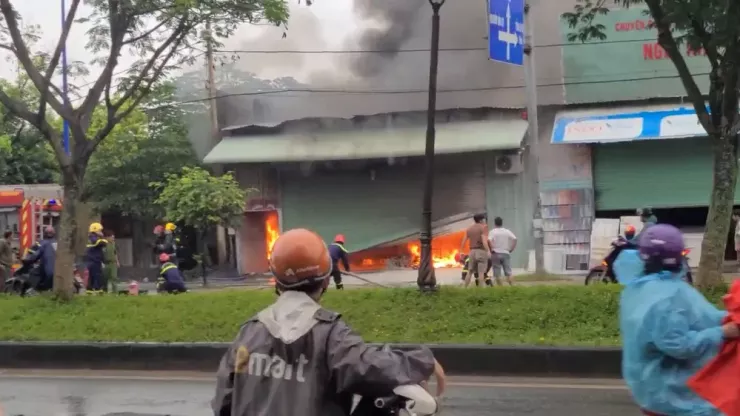 Lực lượng chức năng huy động phương tiện khống chế đám cháy. Ảnh: HT