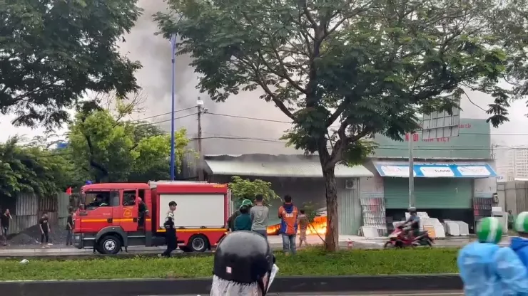 Cảnh sát nhanh chóng có mặt dập lửa. Ảnh: HT