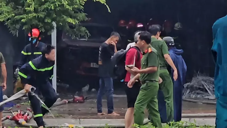 Vụ cháy khiến nhiều tài sản và một chiếc xe ô tô bên trong kho hàng hư hỏng. Ảnh: HT