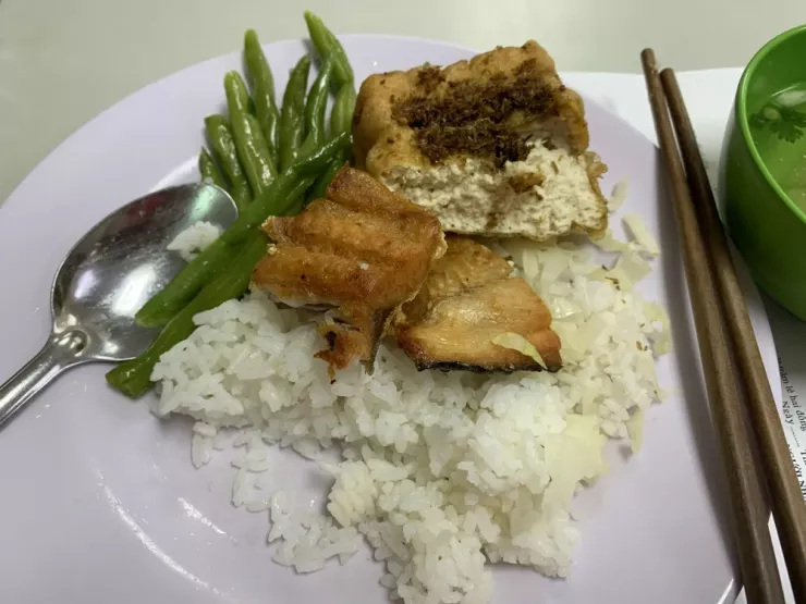 Hâm nóng cơm thừa để môi trường bình thường có thể tiềm ẩn nguy cơ ngộ độc thực phẩm. Ảnh: PHƯƠNG LÊ.