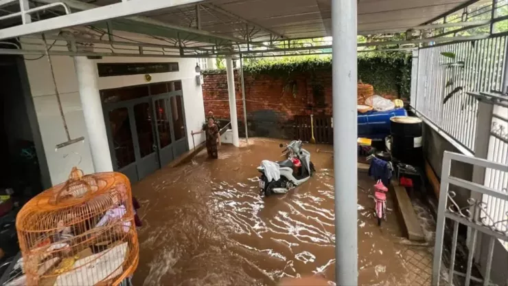 Mưa lớn gây ngập gần nửa căn nhà của bà Tuất. Ảnh: N.D