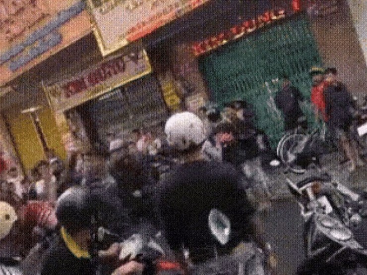 Xôn xao clip dài 8 giây nghi đánh nhau vì giành đồ cúng " cô hồn "