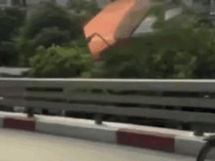 Hà Nội: Vừa chạy xe máy vừa dùng điện thoại, nam thanh niên bị Cục trưởng CSGT ghi hình