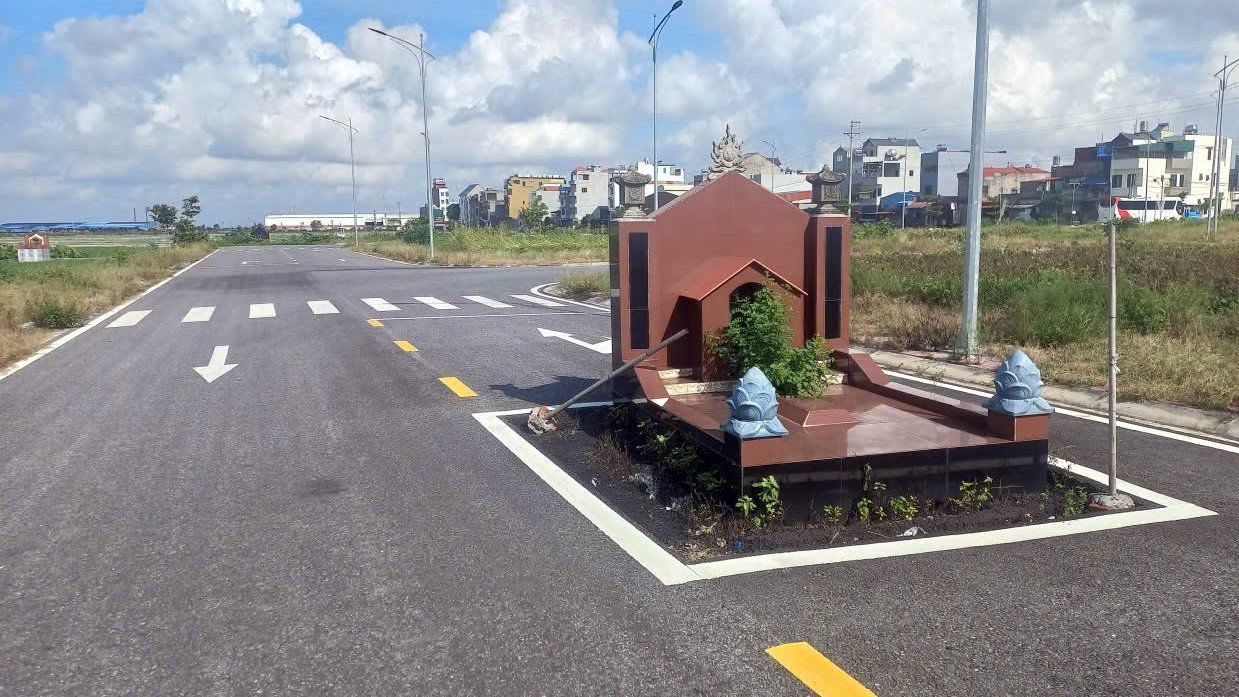 Ngôi mộ án ngữ ngay giữa đường: Lãnh đạo Hải Phòng chỉ đạo khẩn - 1