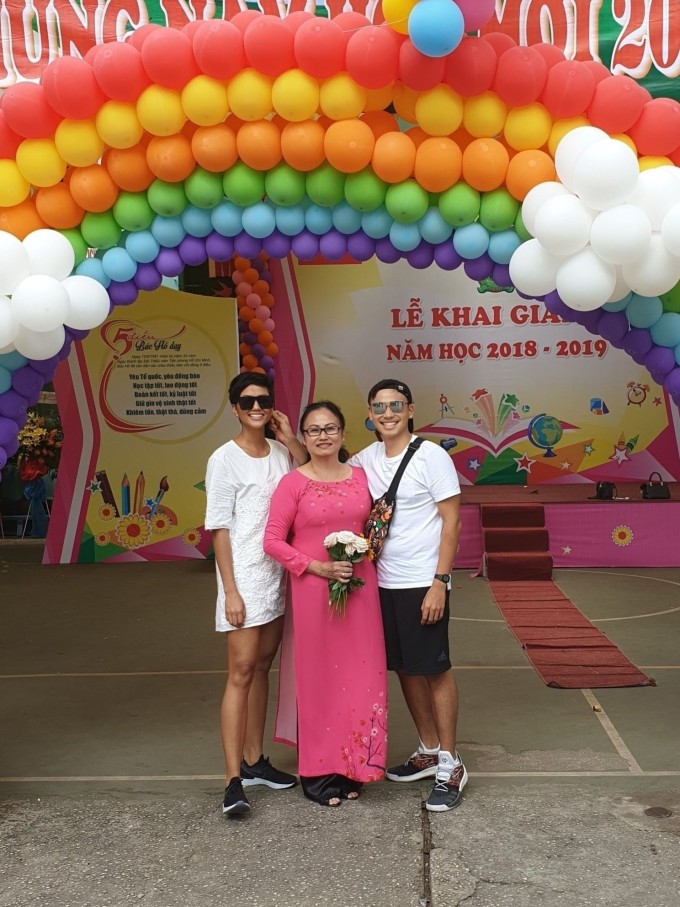 Tuấn Khôi đăng tải bức hình chụp vào tháng 9/2018 cùng caption: 'Hồi mẹ chưa về hưu, mình dẫn bạn trai cũ của mình qua chơi với mẹ', khiến nhiều người phải phì cười.