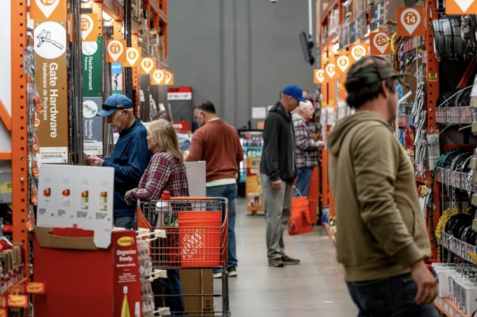 Chi tiêu năm 2025 của người Mỹ bị thắt chặt do ảnh hưởng của lạm phát. Ảnh minh họa: Bloomberg