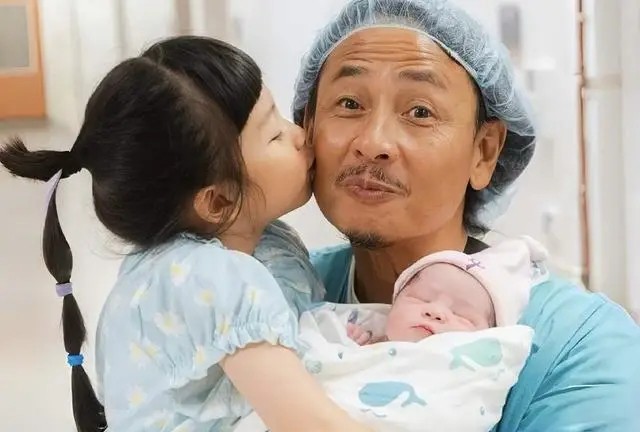 Trạch Phong ôm con gái mới sinh. Ảnh: Weibo
