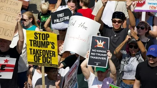 Đám đông biểu tình ở Washington DC ngày 6-9, yêu cầu chấm dứt việc triển khai Vệ binh Quốc gia tại thủ đô. Ảnh: AFP