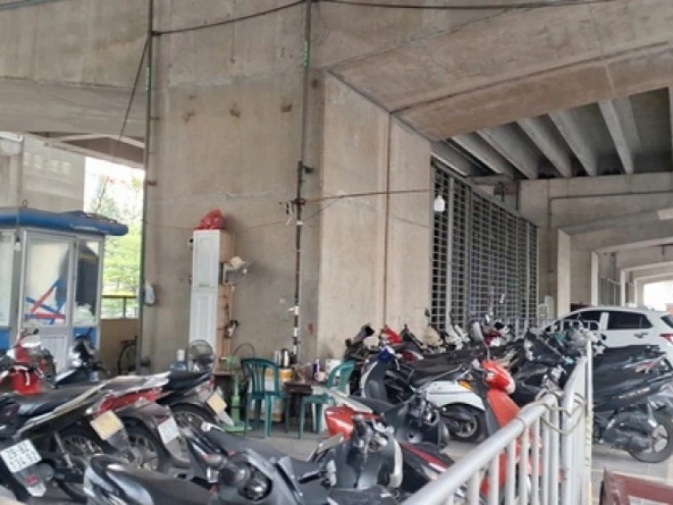Các bãi giữ xe dưới gầm cầu cạn ở Hà Nội: Chỗ đóng cửa, chỗ vẫn nhận giữ xe