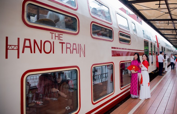 Tàu Hanoi Train được đóng hai tầng. Ảnh: VNR