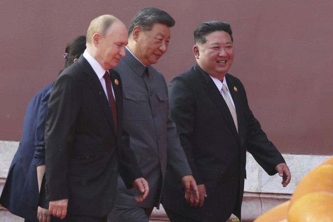 Từ trái qua: Tổng thống Nga Vladimir Putin, Chủ tịch Trung Quốc Tập Cận Bình và lãnh đạo Triều Tiên Kim Jong-un tại quảng trường Thiên An Môn, Bắc Kinh ngày 3/9. Ảnh: AP