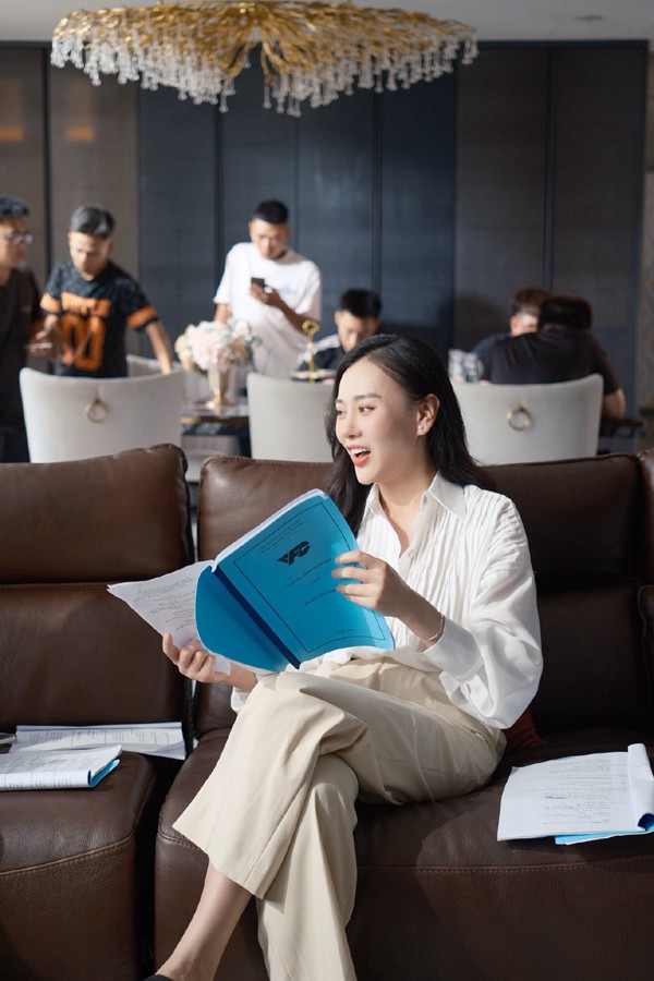 Phương Oanh mới đây trở lại phim ảnh với vai Mỹ Anh trong phim "Gió ngang khoảng trời xanh". Đây là một vai diễn được khán giả đánh giá phù hợp với cô trong thời gian này. Người xem cũng dành lời khen cho gu thời trang của Phương Oanh trong phim.