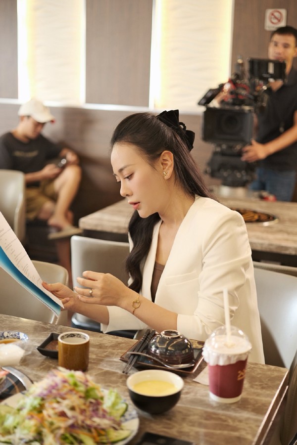 Người đẹp khoe khéo làn da mịn màng, trẻ trung dù đã bước qua tuổi 36.